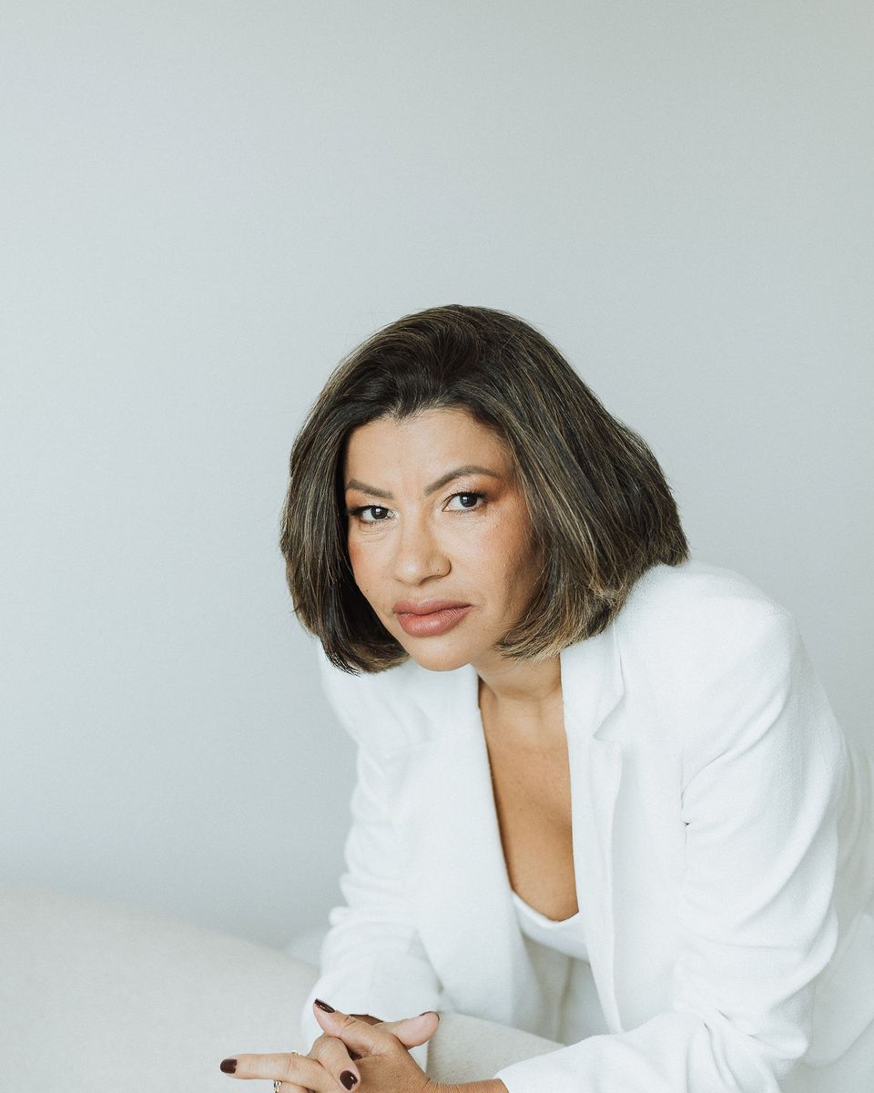 Dra. Neuma Lopes de branco, apoiada no sofá