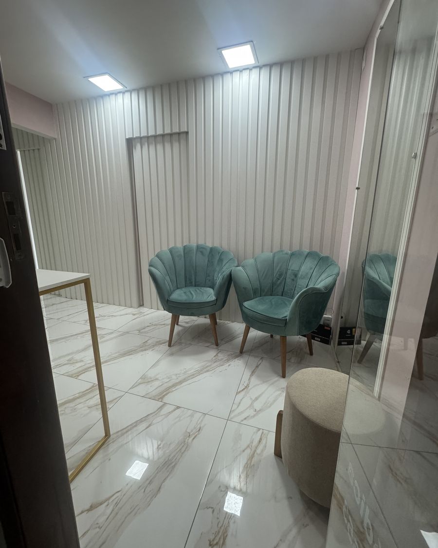 Recepção do consultório da Dra. Neuma Lopes, com poltronas verdes
