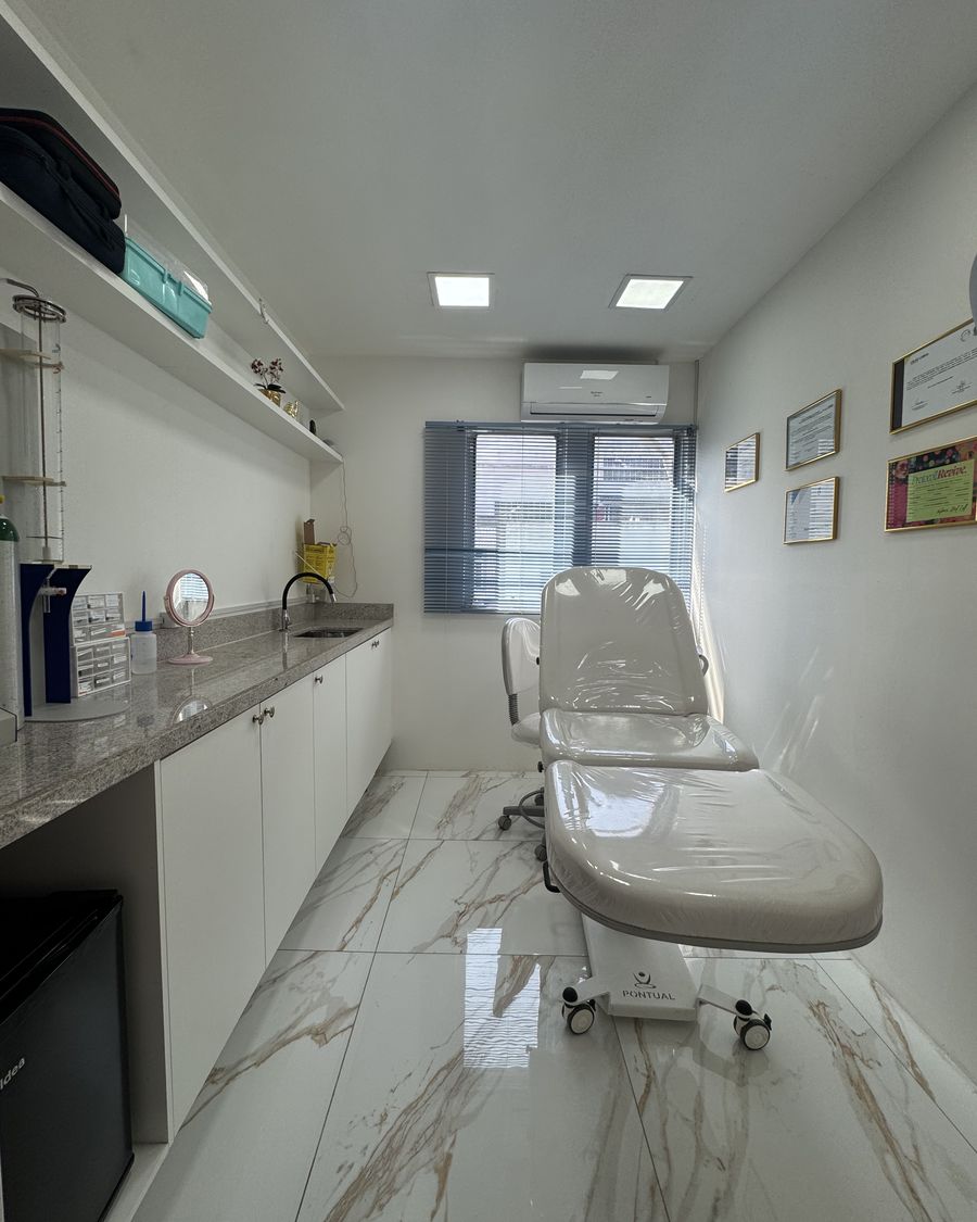 Sala de procedimentos com cadeira reclinável